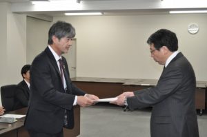 小口会長から　　河西局長へ
